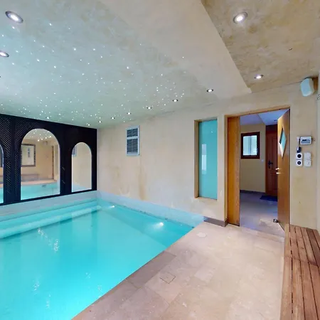 Majestic With Indoor Pool בקתה *
